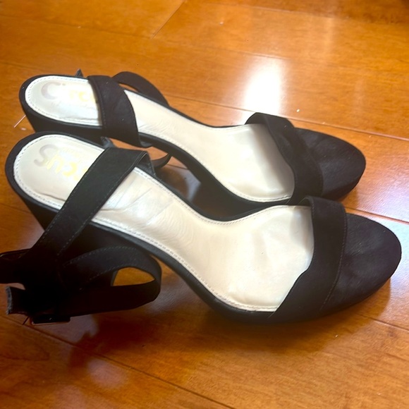 Black heels - Picture 2 of 2